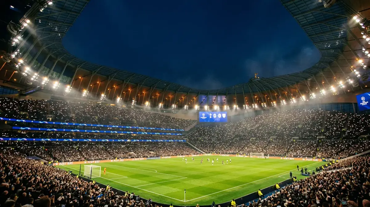 Beleuchtetes Fußballstadion bei Nacht während eines Champions League Spiels mit Flutlicht und vollen Rängen