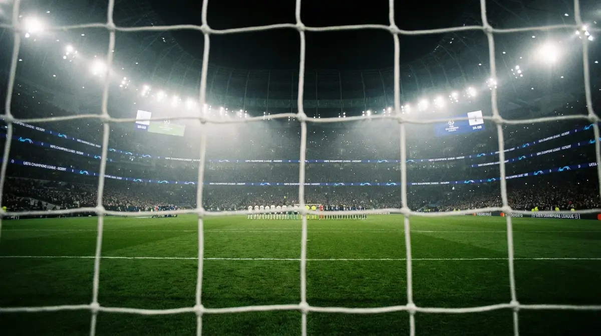 Dramatischer Blick durch ein Fußballtor-Netz auf ein ausverkauftes Champions League Stadion