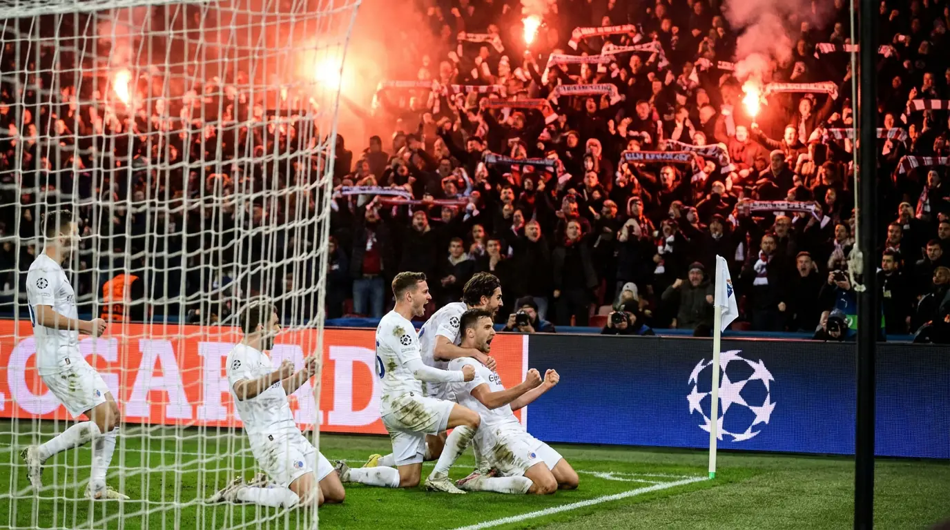 Dramatische Champions-League-Rückspiel-Szene in einem voll besetzten Fußballstadion bei Flutlicht