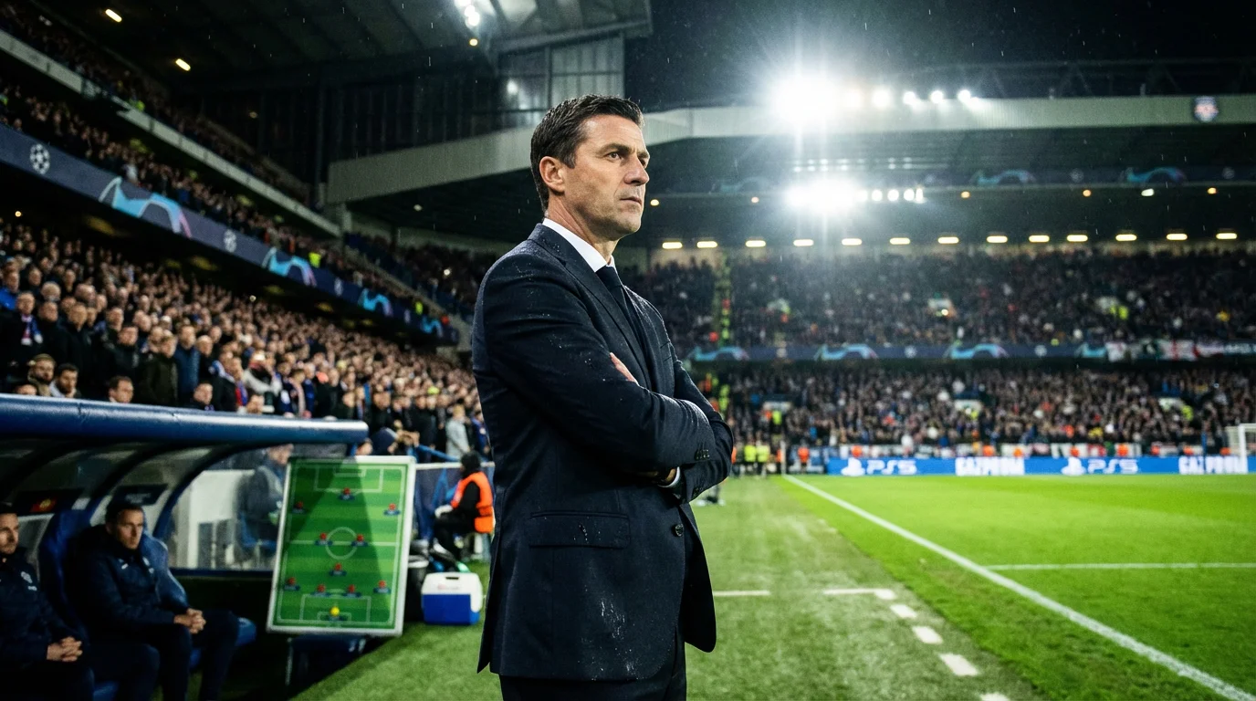 Neuer Fußballtrainer steht nachdenklich am Spielfeldrand eines Champions-League-Stadions bei Flutlicht